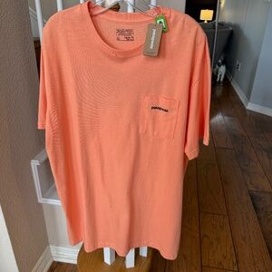 NWT Men’s XL Patagonia Logo Pocket Boardshirt Regular Fit Coral T-Shirt